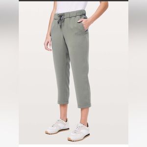 Lululemon On the Fly Pull On Crop High Rise Trouser Pants Sz 4 Grey Sage